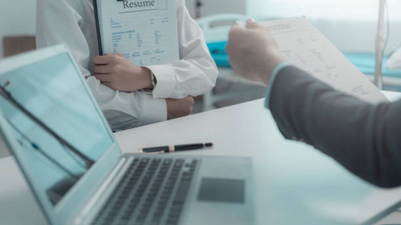 applicant tracking system screening resumes during recruitment process