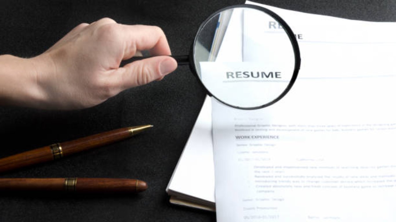 How to Beat the Bots: The Essential Guide to AI-Friendly Resume Writing